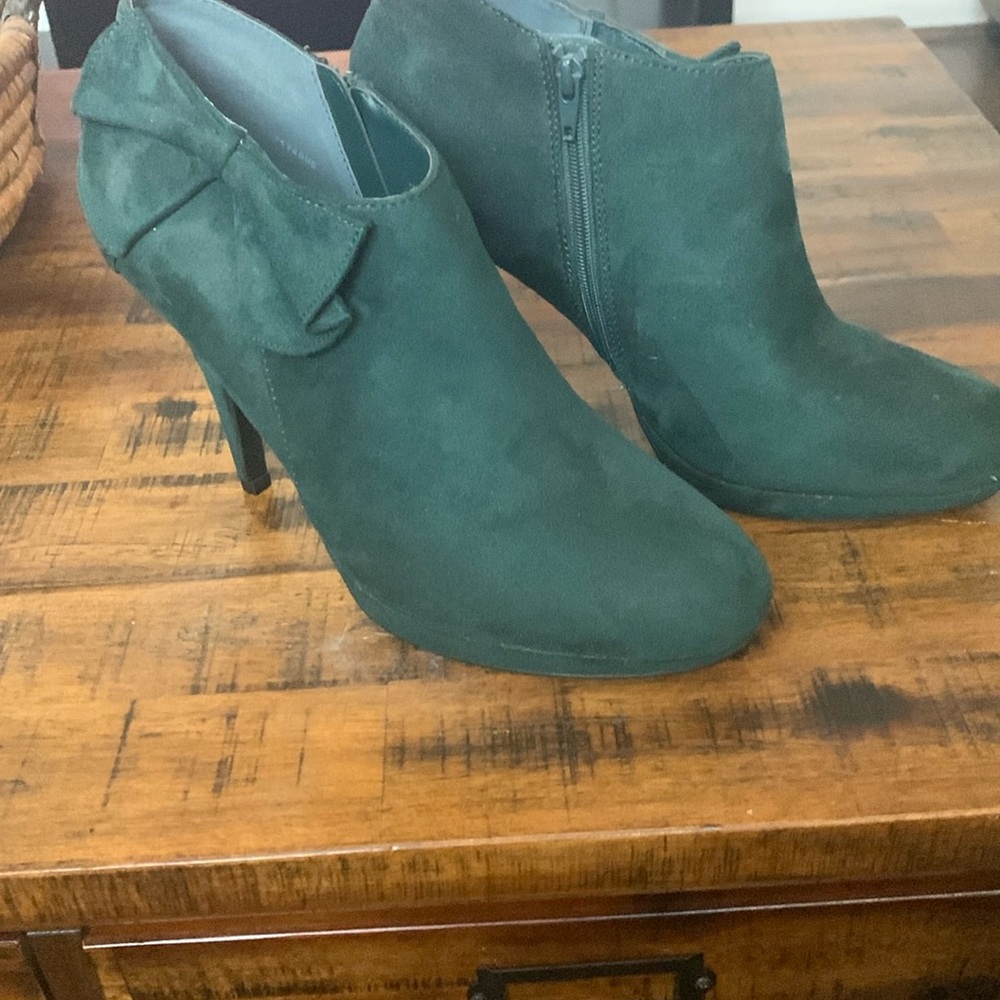 Forest green faux suede women’s booties size 9.5
